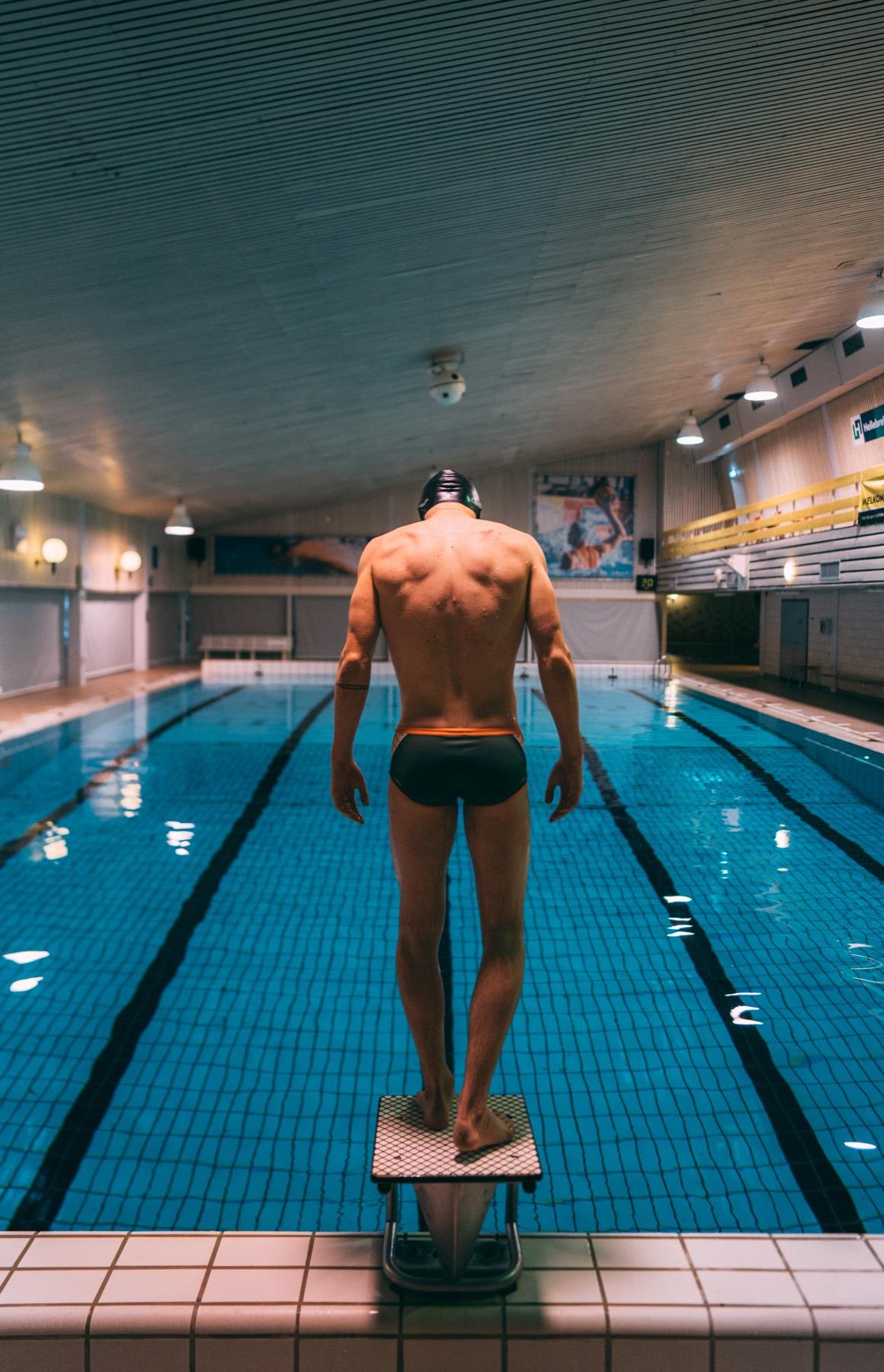 Structured threshold swim set in lane pool